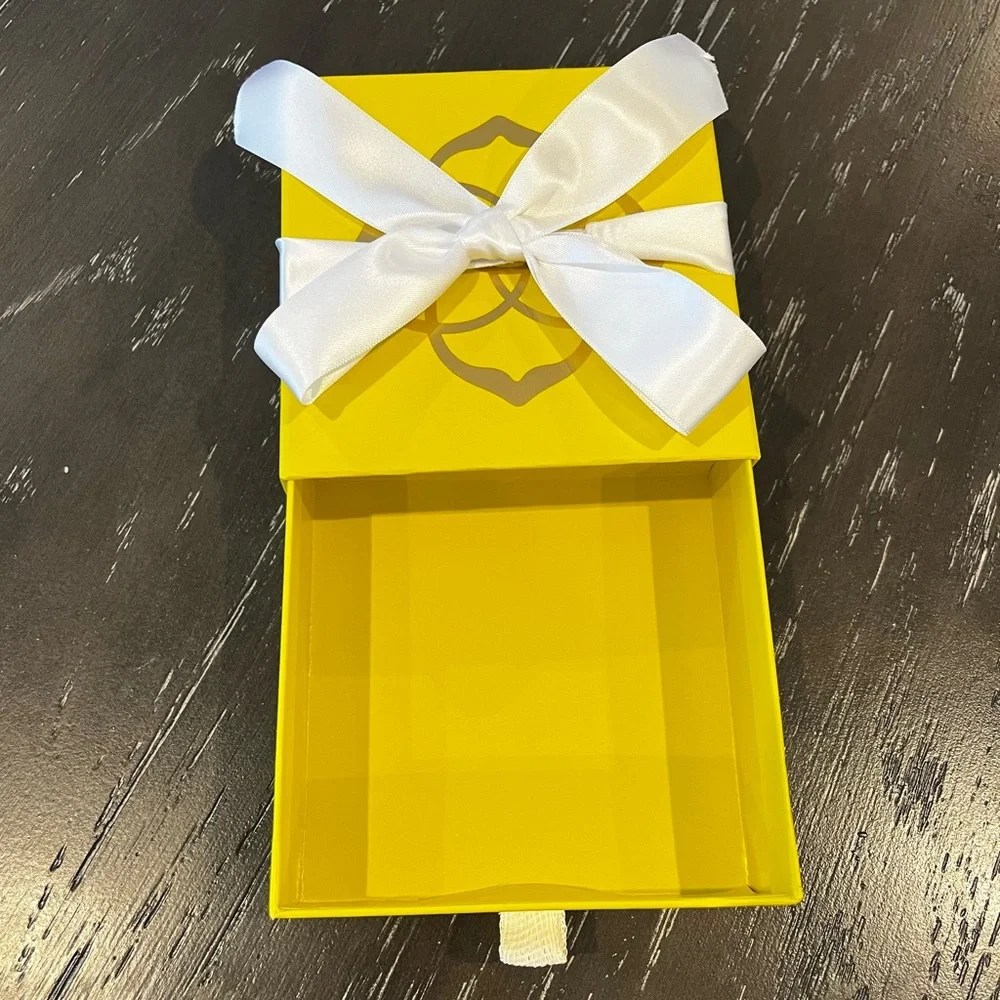 Kendra Scott Gift Box & Bow